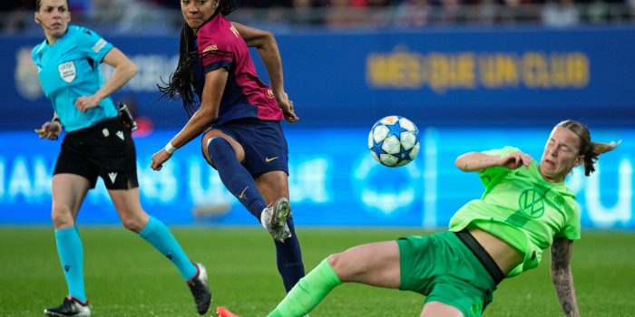 La delantera del Barcelona Salma Paralluelo (d) lanza a portería en el partido ante el Wolfsburgo, de vuelta de cuartos de final de la Liga de Campeones femenina, este jueves en el estadio Johan Cruyff. EFE/ Enric Fontcuberta