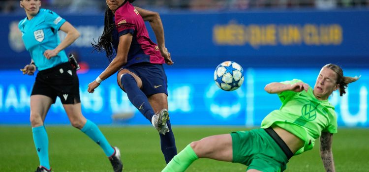 La delantera del Barcelona Salma Paralluelo (d) lanza a portería en el partido ante el Wolfsburgo, de vuelta de cuartos de final de la Liga de Campeones femenina, este jueves en el estadio Johan Cruyff. EFE/ Enric Fontcuberta