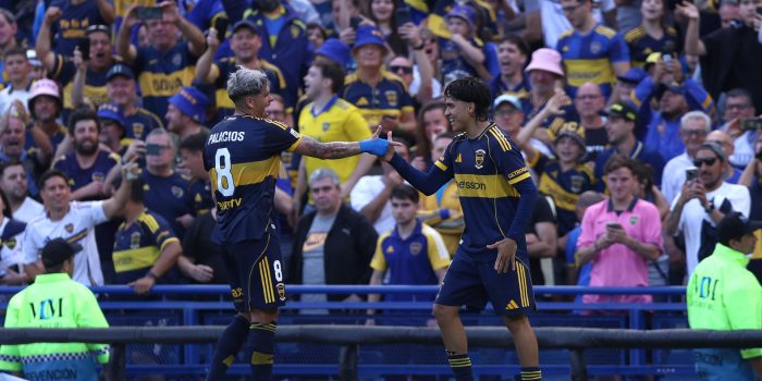 El extremo argentino Exequiel Zeballos (d) y su compañeros Carlos Palacios celebrar el primero gol de Boca Juniors en el superclásico que ganaron este domingo por 2-0 a River Plate en el estadio La Bombonera, de Buenos Aires. EFE/ Adan González