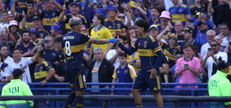 El extremo argentino Exequiel Zeballos (d) y su compañeros Carlos Palacios celebrar el primero gol de Boca Juniors en el superclásico que ganaron este domingo por 2-0 a River Plate en el estadio La Bombonera, de Buenos Aires. EFE/ Adan González