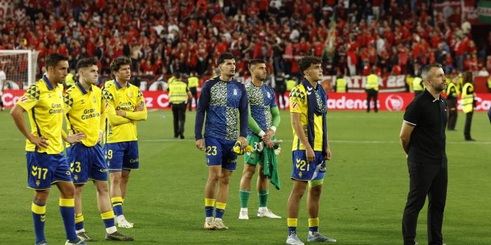 Los jugadores de la UD Las Palmas y su entrenador Diego Martínez (d) al finalizar el partido de la jornada 36 de LaLiga que Sevilla FC y UD Las Palmas disputaron este martes en el estadio Ramón Sánchez-Pizjuán. EFE/Julio Muñoz