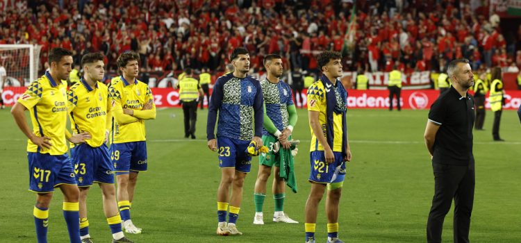 Los jugadores de la UD Las Palmas y su entrenador Diego Martínez (d) al finalizar el partido de la jornada 36 de LaLiga que Sevilla FC y UD Las Palmas disputaron este martes en el estadio Ramón Sánchez-Pizjuán. EFE/Julio Muñoz