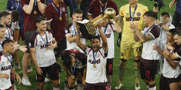 Jugadores de Lanús celebran este jueves al ganar la Recopa Sudamericana ante Flamengo en el estadio Maracaná, en Rio de Janeiro (Brasil). EFE/ Antonio Lacerda