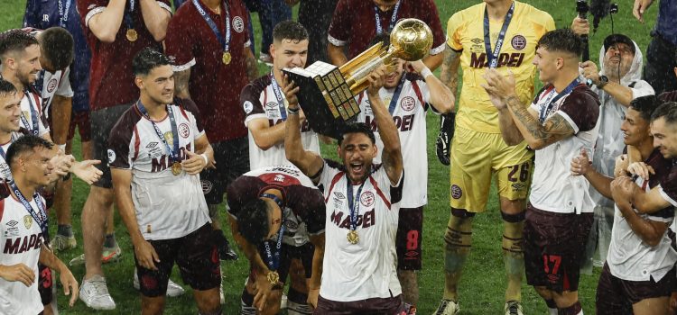 Jugadores de Lanús celebran este jueves al ganar la Recopa Sudamericana ante Flamengo en el estadio Maracaná, en Rio de Janeiro (Brasil). EFE/ Antonio Lacerda