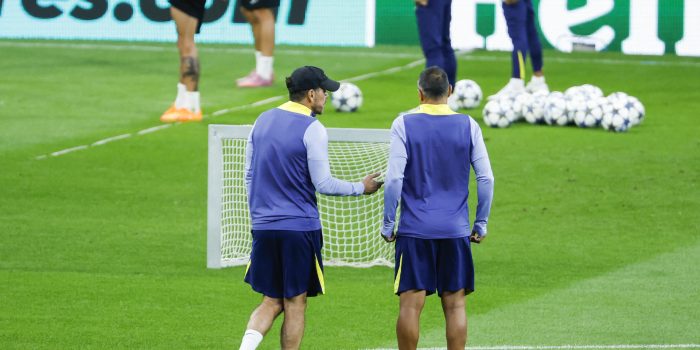 El entrenador del Atlético de Madrid, el argentino Diego Simeone (i) durante el entrenamiento en el estadio Metropolitano este lunes, donde mañana el conjunto disputa el partido de Liga de Campeones contra el Eintracht Frankfurt. EFE/Juanjo Martín