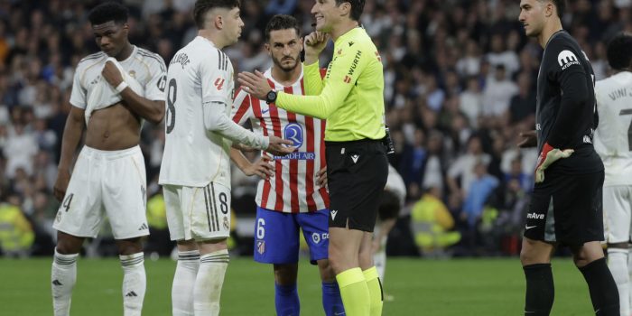 El árbitro Munuera Montero (2-d) conversa con el centrocampista del Real Madrid Fede Valverde (2-i), durante el partido de la jornada 29 en el estadio Santiago Bernabéu. EFE/Juanjo Martín