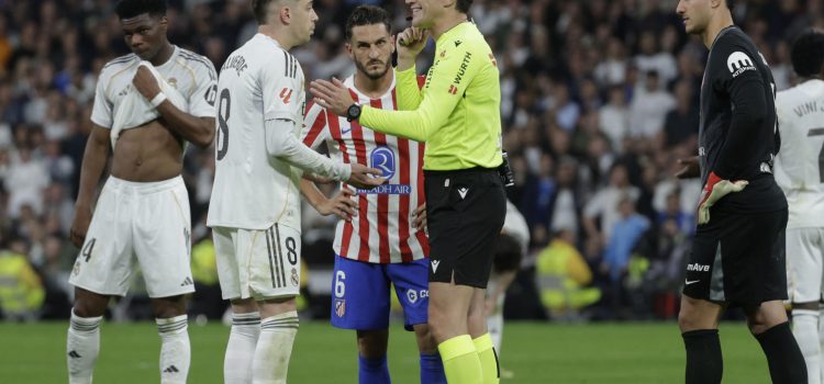 El árbitro Munuera Montero (2-d) conversa con el centrocampista del Real Madrid Fede Valverde (2-i), durante el partido de la jornada 29 en el estadio Santiago Bernabéu. EFE/Juanjo Martín