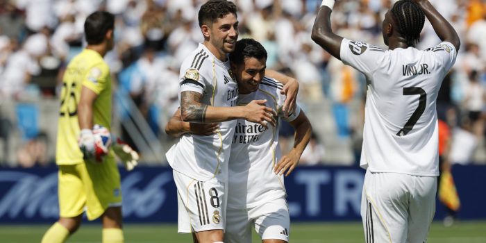 Federico Valverde celebra con sus compañeros Brahim Díaz y Vinicius Junior. EFE/EPA/ERIK S. LESSER