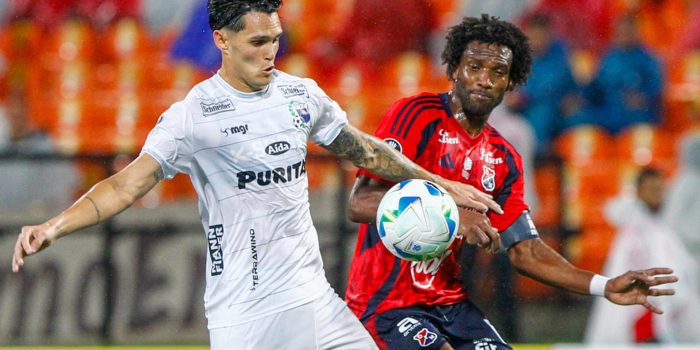 Didier Moreno (d), del Medellín, disputa un balón con Rúben Bentancourt, del Liverpool, este martes en el partido de vuelta de la segunda fase previa de la Copa Libertadores en el estadio Atanasio Girardot. EFE/ Str