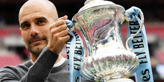 El técnico del Manchester City, Pep Guardiola, con el trofeo de la FA Cup conquistado el 18 de mayo de 2019. EFE/ NEIL HALL *Sólo uso editorial*