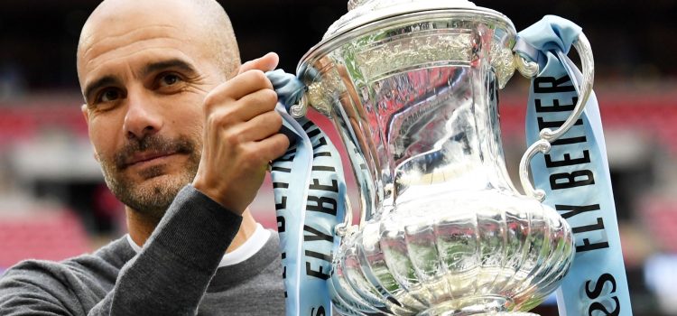 El técnico del Manchester City, Pep Guardiola, con el trofeo de la FA Cup conquistado el 18 de mayo de 2019. EFE/ NEIL HALL *Sólo uso editorial*