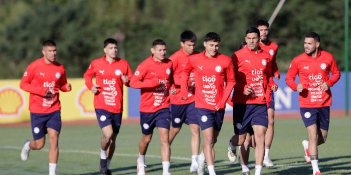 Jugadores de la Selección de Paraguay participan este jueves en un entrenamiento en el Centro de Alto Rendimiento en Ypané. EFE/ Juan Pablo Pino