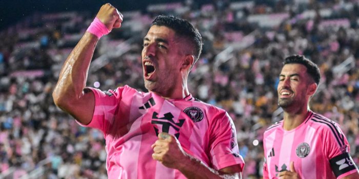 alt El Inter Miami de Lionel Messi visitará este sábado el campo del Toronto con el objetivo de la Supporters' Shield más cerca tras golear entre semana al New York City en uno de los partidos que tenía pendientes por disputar. Los hombres de Javier Mascherano ocupan ahora la tercera posición en la Conferencia Este con 55 puntos, a cinco del líder, el Philadelphia Union, aunque aún tienen dos partidos pendientes que se aplazaron durante el Mundial de Clubes de la FIFA. De este modo, el Inter Miami depende de sí mismo para revalidar la Supporters' Shield, el trofeo que premia al mejor equipo de la fase regular de la MLS. El partido de mañana contra el Toronto debería ser un trámite. La temporada ya ha terminado para los canadienses, sin posibilidades matemáticas de clasificar para los 'playoff'. Además, el Inter Miami está engrasando la maquinaria en este tramo decisivo de la temporada: Messi ha marcado dobletes en los dos últimos partidos y Luis Suárez ha regresado al once tras cumplir su sanción. Messi, de hecho, apunta a repetir como 'MVP' de la MLS, afianzado como máximo goleador de la competición: el rosarino suma 24 dianas, dos más que el francés Denis Bouanga (Los Angeles FC) y tres más que el inglés Sam Surridge (Nashville). Además del duelo entre el Toronto y el Inter Miami, este fin de semana se disputará el derbi de Nueva York entre el New York Red Bulls y el New York City, con los locales necesitados de una victoria para subir a posiciones de 'playoff'. Por su parte, el Orlando City del colombiano Óscar Pareja, sexto en la tabla, visitará el domingo al Cincinnati (segundo) con el objetivo de lograr los tres puntos que certifiquen su clasificación matemática para la fase final. En el Oeste, el San Diego del 'Chucky' Lozano tratará de mantener el liderato en un derbi californiano con el San Jose Earthquakes de Cristian Arango y Josef Martínez, mientras que Seattle y Vancouver, que pugnan por las plazas de cabeza, disputarán un clásico regional. Por su parte, Los Angeles FC, intratable desde la llegada del surcoreano Son Heung-Min al equipo, visita a un St. Louis que se podría despedir de la temporada. Su rival citadino y vigente campeón de la MLS, Los Angeles Galaxy, colista tras una temporada nefasta, recibe a un Sporting Kansas City que tampoco se juega ya nada.