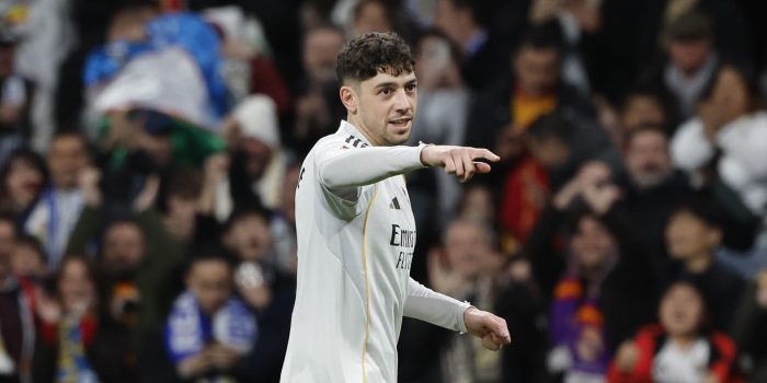 El centrocampista del Real Madrid Federico Valverde celebra su gol, tercero del equipo blanco, durante el partido de la jornada 24 de LaLiga entre el Real Madrid y la Real Sociedad, este sábado en el estadio Santiago Bernabéu. EFE/Sergio Pérez