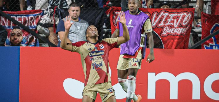 Hayen Palacios, de Independiente Medellín, celebra un gol en un partido de la Copa Libertadores entre Liverpool e Independiente Medellín en el estadio Alfredo Víctor Viera de Montevideo (Uruguay). EFE/Gastón Britos