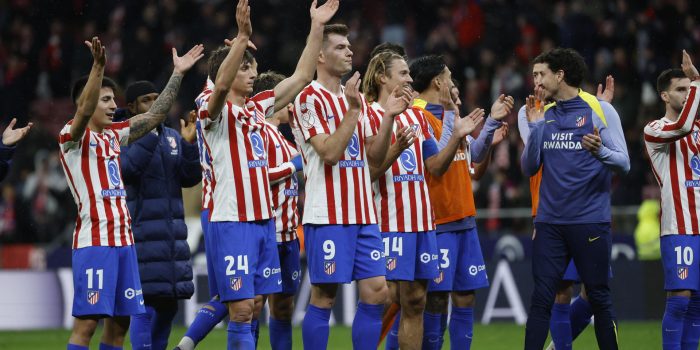 Los jugadores del Atlético de Madrid celebran la victoria por 4-0 al final del partido de ida de la semifinales de la Copa del Rey que Atlético de Madrid y FC Barcelona disputaron en el estadio Metropolitano, en Madrid. EFE/Juanjo Martín
