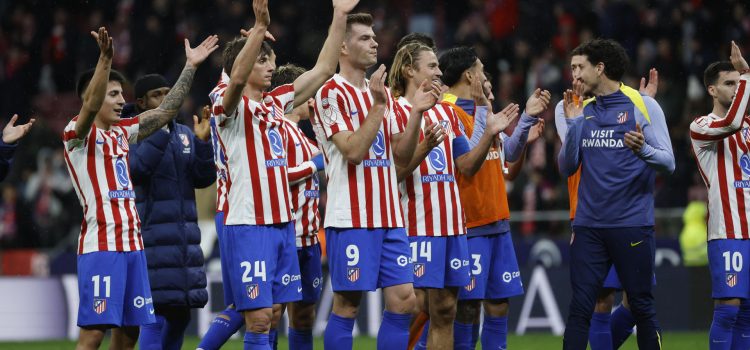 Los jugadores del Atlético de Madrid celebran la victoria por 4-0 al final del partido de ida de la semifinales de la Copa del Rey que Atlético de Madrid y FC Barcelona disputaron en el estadio Metropolitano, en Madrid. EFE/Juanjo Martín
