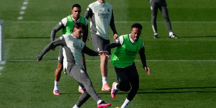 Los jugadores del Real Madrid Raúl Asencio (i) y Militao en foto de archivo de Borja Sánchez Trillo. EFE