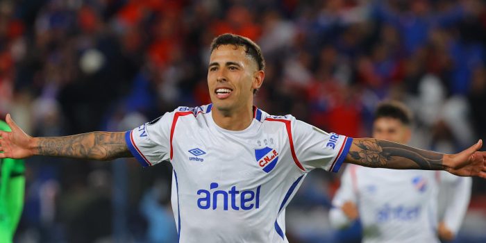 Christian Oliva anotó y con su gol le dio el triunfo por 1-0 al Nacional ante el Atlético Nacional en partido de la Copa Libertadores en el Gran Parque Central en Montevideo. EFE/Gastón Britos
