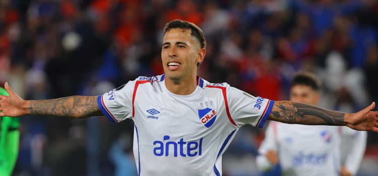 Christian Oliva anotó y con su gol le dio el triunfo por 1-0 al Nacional ante el Atlético Nacional en partido de la Copa Libertadores en el Gran Parque Central en Montevideo. EFE/Gastón Britos