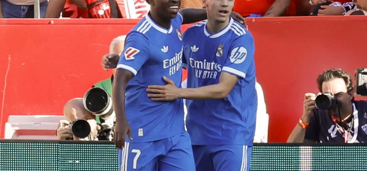El delantero del Real Madrid Vinicius Jr. (i) celebra su gol durante el partido de la jornada 37 de LaLiga contra el Sevilla FC. EFE/José Manuel Vidal