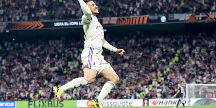 Emiliano Buendia (i) celebra el 2-0 durante el partido de la final de la UEFA Europa League que han jugado SC Freiburg y Aston Villa en Estambul, Turquía. EFE/EPA/BRADLEY SECKER