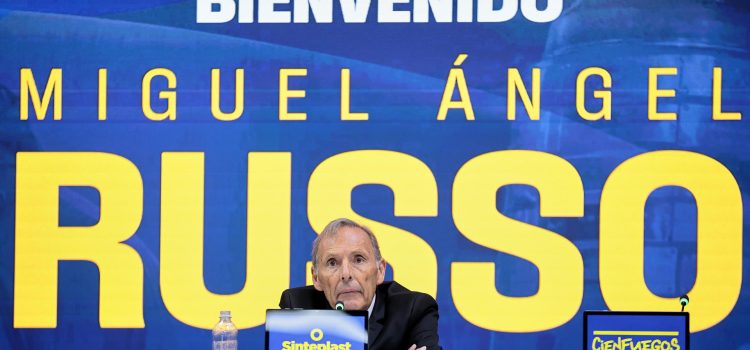 El nuevo entrenador de Boca Juniors, Miguel Ángel Russo, habla durante una rueda de prensa. EFE/Adan González