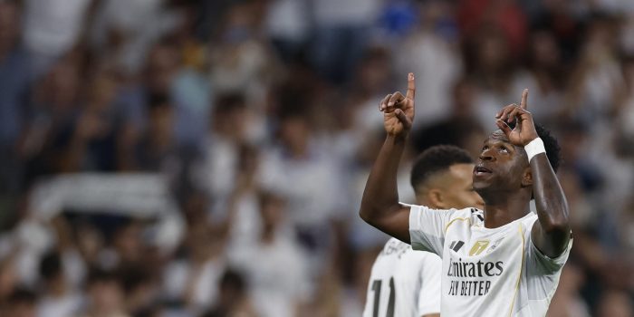 El delantero del Real Madrid Vinicius Jr celebra su segundo gol contra el Villarreal, durante el partido de la jornada 8 de LaLiga EA Sports que Real Madrid y Villarreal disputaron en el estadio Santiago Bernabéu.- EFE/ Javier Lizón