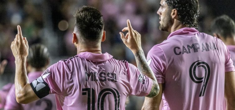 Lionel Messi del Inter de Miami junto a su compañero de equipo, el delantero Leonardo Campana. EFE/EPA/CRISTÓBAL HERRERA-ULASHKEVICH