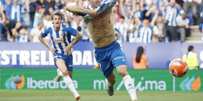 El delantero del Espanyol Javi Puado celebra tras marcar ante Las Palmas, durante el partido de LaLiga de fútbol que RCD Espanyol y UD Las Palmas disputaron en el RCDE Stadium, en Barcelona. EFE/Andreu Dalmau