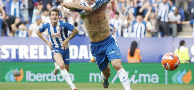 El delantero del Espanyol Javi Puado celebra tras marcar ante Las Palmas, durante el partido de LaLiga de fútbol que RCD Espanyol y UD Las Palmas disputaron en el RCDE Stadium, en Barcelona. EFE/Andreu Dalmau