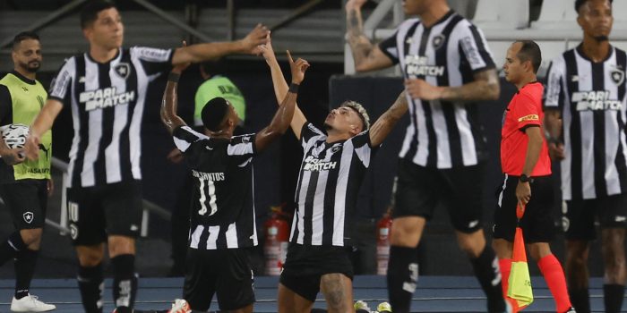 alt Botafogo vence a Palmeiras en el duelo de líderes y se aísla en la cima del fútbol en Brasil