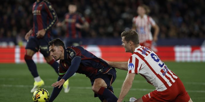 El defensa argentino del Levante, Matías Moreno (i), cae ante el delantero noruego del Atlético de Madrid, Alexander Sorloth, durante el encuentro correspondiente a la jornada 22 de LaLiga EA Sports entre Levante UD y Atlético de Madrid celebrado en el Estadio Ciutat de València. EFE/ Biel Aliño