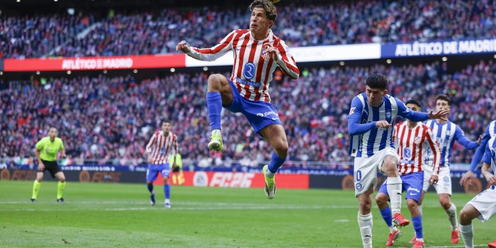 -El jugador del Atlético de Madrid Giuliano Simeone y el jugador del Alavés Carles Aleñá, durante el partido de LaLiga EA Sports entre el Atlético de Madrid y el Alavés, en el estadio Riyadh Air Metropolitano en Madrid.-EFE/ Manu Reino