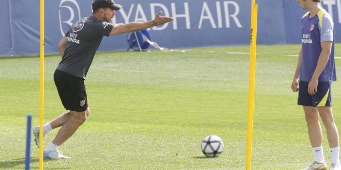 Simeone, durante el entrenamiento.-EFE/ Zipi Aragón