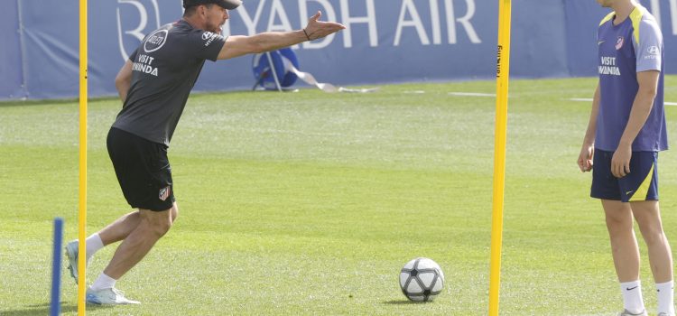 Simeone, durante el entrenamiento.-EFE/ Zipi Aragón