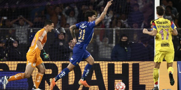 Robert Morales (c) de Pumas celebra el gol que ha tumbado a América este sábado, durante un partido jugado en el Estadio Olímpico Universitario de Ciudad de México. EFE/José Méndez