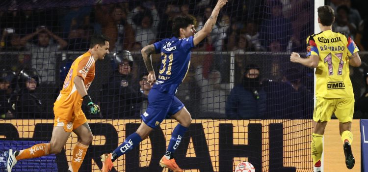 Robert Morales (c) de Pumas celebra el gol que ha tumbado a América este sábado, durante un partido jugado en el Estadio Olímpico Universitario de Ciudad de México. EFE/José Méndez