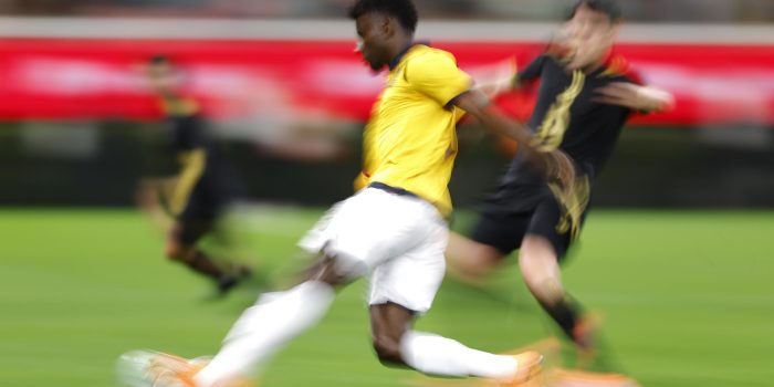 Israel Reyes (d) de México disputa el balón con Jhoanner Stalin Chávez (i) de Ecuador este martes, durante un partido amistoso entre la selección de México y Ecuador, en el Estadio Akron, en Guadalajara (México). EFE/ Francisco Guasco