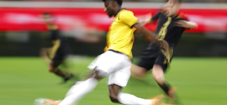 Israel Reyes (d) de México disputa el balón con Jhoanner Stalin Chávez (i) de Ecuador este martes, durante un partido amistoso entre la selección de México y Ecuador, en el Estadio Akron, en Guadalajara (México). EFE/ Francisco Guasco