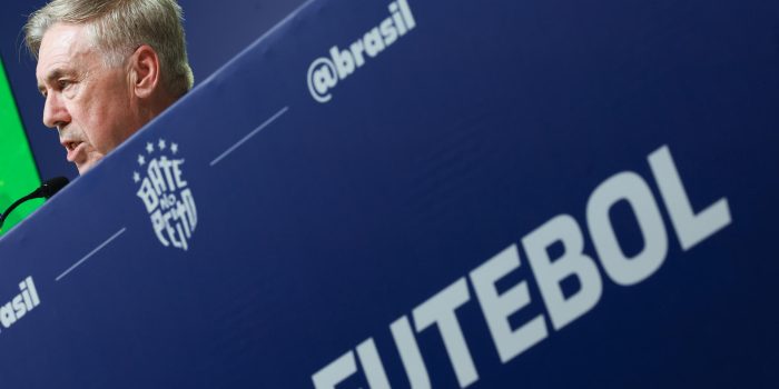 El seleccionador de Brasil, Carlo Ancelotti, admitió hoy en Río de Janeiro que no cuenta con muchas alternativas en la mitad de la cacha y las bandas. EFE/ Antonio Lacerda