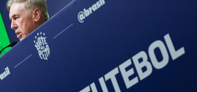 El seleccionador de Brasil, Carlo Ancelotti, admitió hoy en Río de Janeiro que no cuenta con muchas alternativas en la mitad de la cacha y las bandas. EFE/ Antonio Lacerda