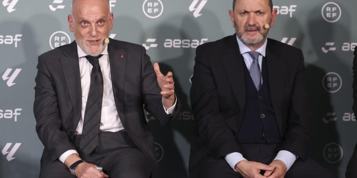 El presidente de LaLiga, Javier Tebas (i), y el presidente de la RFEF, Rafael Louzán, participan este lunes en la Ciudad del Fútbol (Las Rozas, Madrid) en la firma del primer convenio colectivo para la actividad del arbitraje en el fútbol profesional masculino. EFE/ Kiko Huesca