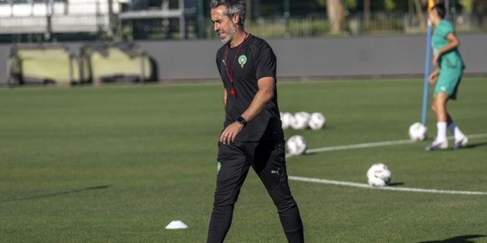 El seleccionador de fútbol femenino de Marruecos, el español Jorge Vilda, durante un entrenamiento de su equipo este viernes. EFE/JALAL MORCHIDI