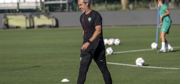 El seleccionador de fútbol femenino de Marruecos, el español Jorge Vilda, durante un entrenamiento de su equipo este viernes. EFE/JALAL MORCHIDI