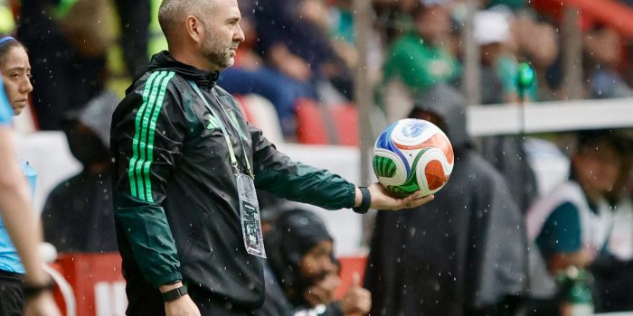 El entrenador de México, Pedro López, reacciona durante un partido de la eliminatoria de la Concacaf para la Copa Mundial de Brasil 2027, en el estadio Nemesio Díez, en Toluca (México). EFE/ Felipe Gutiérrez
