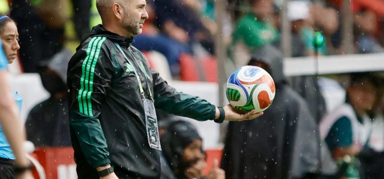 El entrenador de México, Pedro López, reacciona durante un partido de la eliminatoria de la Concacaf para la Copa Mundial de Brasil 2027, en el estadio Nemesio Díez, en Toluca (México). EFE/ Felipe Gutiérrez