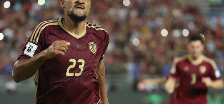 Salomón Rondón de Venezuela celebra su gol en un partido de las eliminatorias sudamericanas para el Mundial de 2026. EFE/ Miguel Gutiérrez