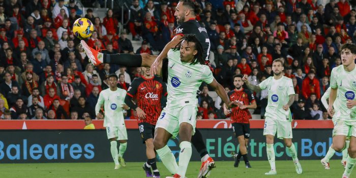 El defensa francés del FC Barcelona, Jules Koundé, disputa el balón ante el delantero albanés del Mallorca, Vedat Muriqi, en el estadio de Son Moix en foto de archivo de Cati Cladera. EFE