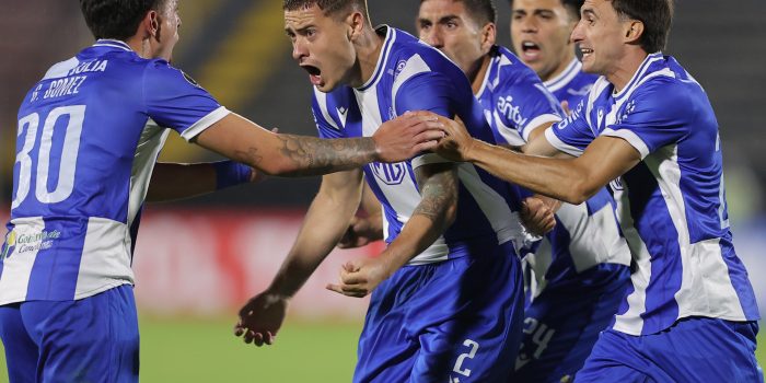 Patricio Ezequiel Pernicone (c), de Juventud, celebra un gol en un partido de vuelta por la primera fase de la Copa Libertadores entre U. Católica y Juventud en el estadio Olímpico en Quito (Ecuador). EFE/ José Jacome